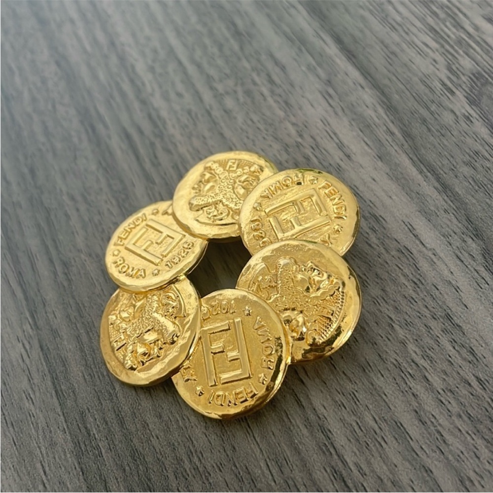 ❌ SOLD ❌ Rare Vintage FENDI ROMA Logo Monogram Janus Heads Roman Coin Brooch - Picture 1 of 5